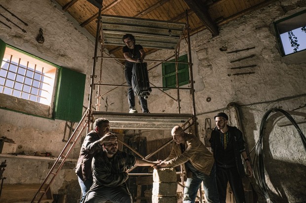 Comienzo del film Rompehuesos, en donde se muestra cómo trabaja la organización